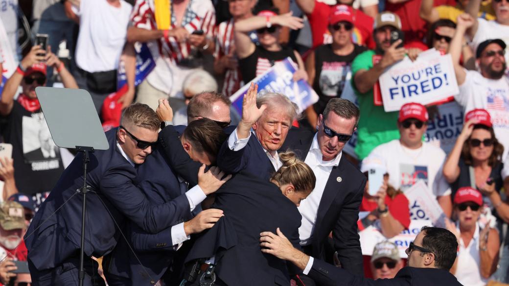 Republikánský prezidentský kandidát a bývalý americký prezident Donald Trump poté, co byl postřelen do pravého ucha během předvolebního mítinku na Butler Farm Show v Butleru v Pensylvánii 13. července 2024