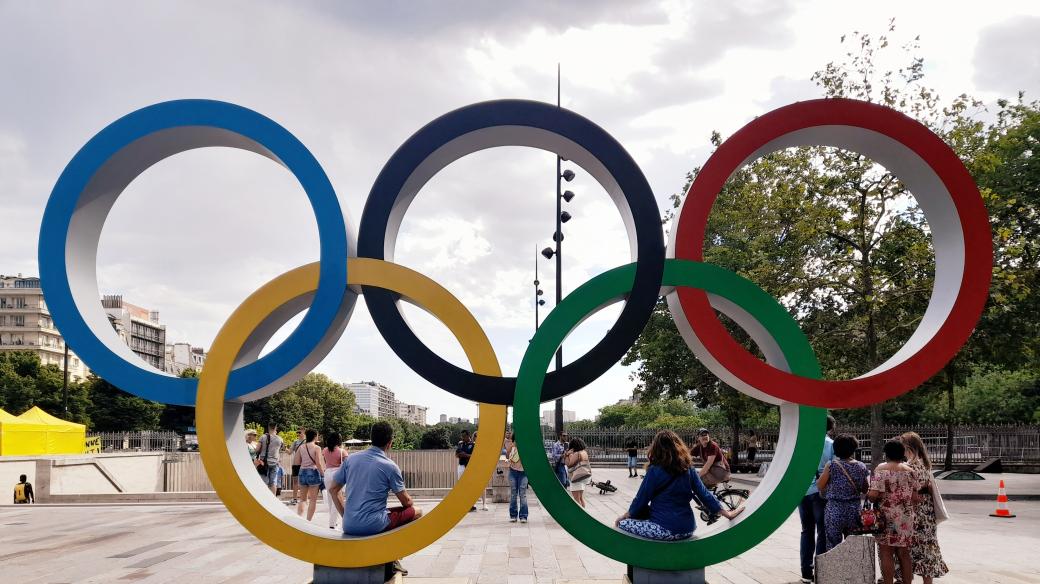 Olympijské kruhy na pařížském náměstí Bastille