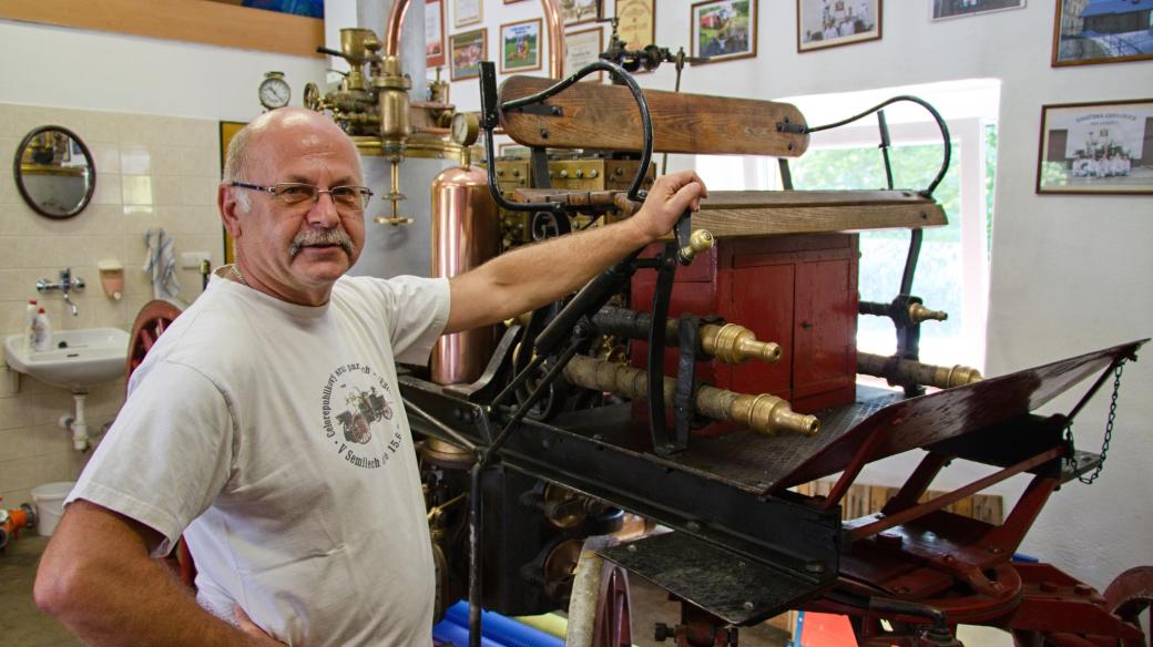 místostarosta SDH Semily I Ladislav Bruckner u historické parní stříkačky