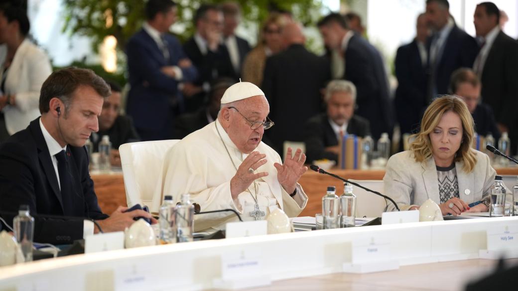 Papež František na summitu lídrů G7 v italské Apulii, vlevo francouzský prezident Emmanuel Macron, vpravo italská premiérka Giorgia Meloniová