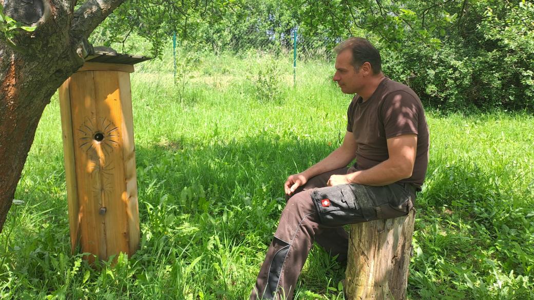 Ondřej Klouček z Valkeřic včelaří po staru