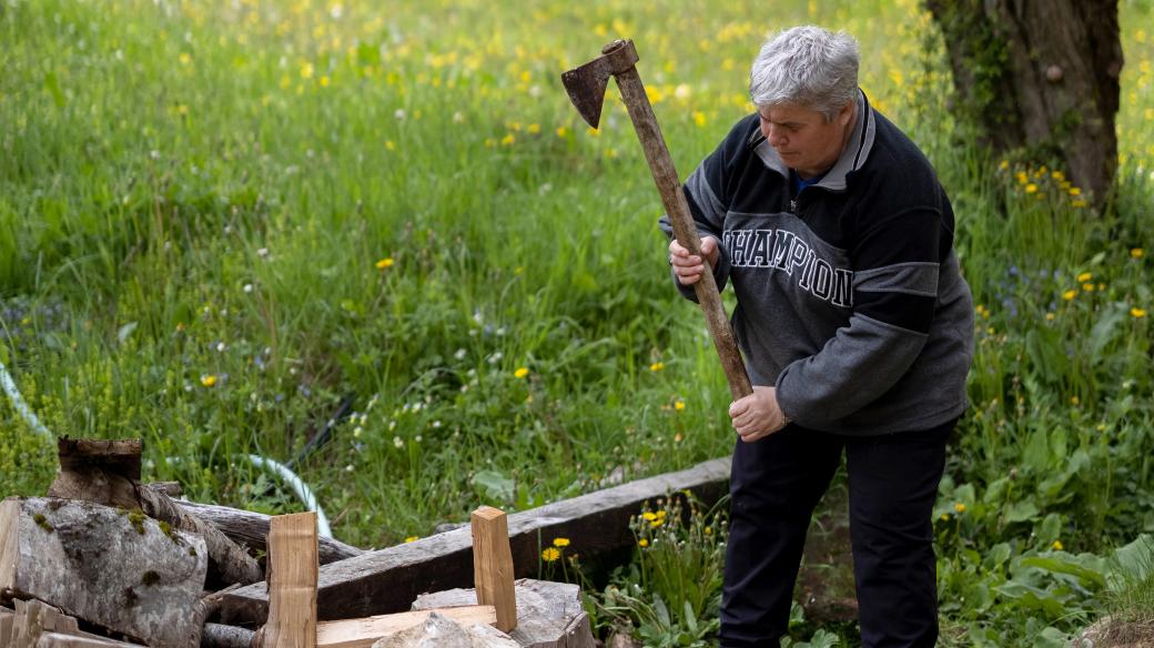 Burneša štípe dřevo v horské vesnici 200 kilometrů od Tirany. Burneša se zřekla sexu, manželského života a rodičovství výměnou za právo žít a pracovat jako muž v hluboce patriarchální albánské společnosti