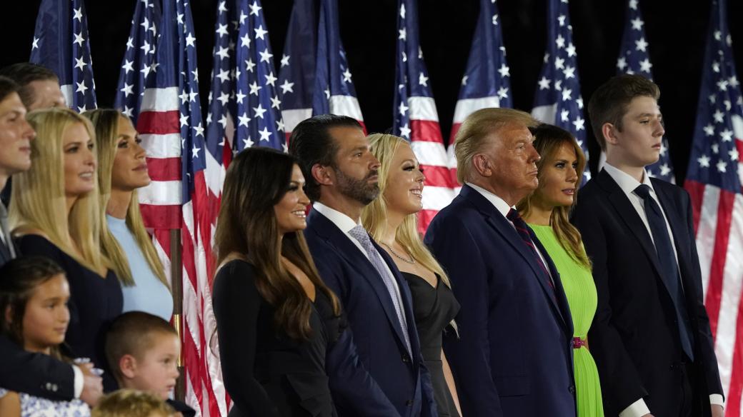 Jared Kushner, Ivanka Trumpová, Eric Trump, Lara Trumpová, Kimberly Guilfoyleová, Donald Trump jr., Tiffany Trumpová, exprezident Donald Trump, Melania Trumpová a Barron Trump