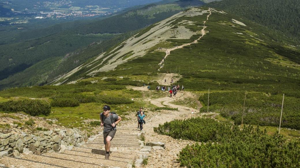 Turisté na Obřím hřebeni v Krkonoších