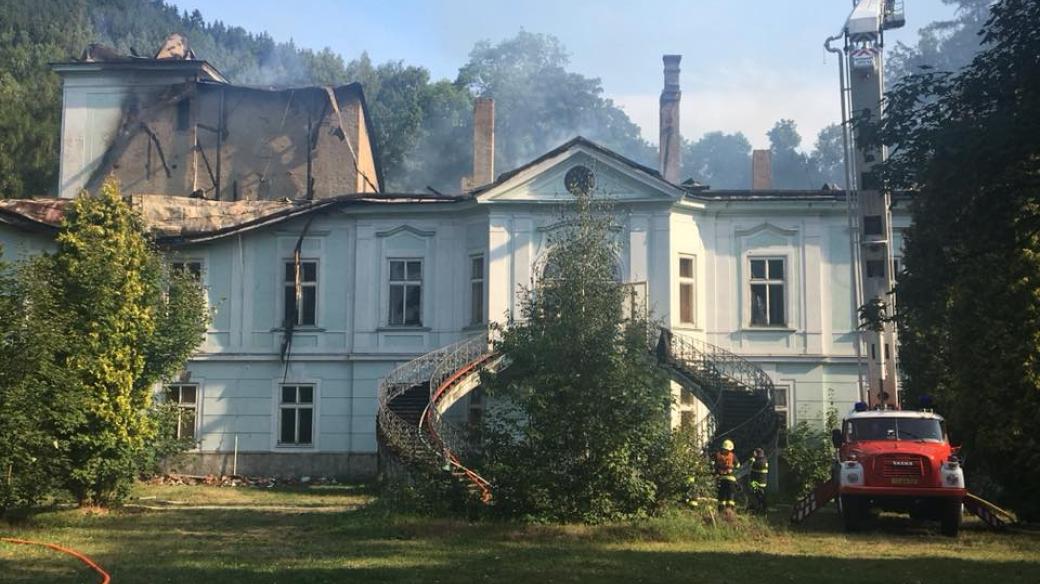 Hasiči dostali požár opuštěného barokního zámku v Horním Maršově pod kontrolu