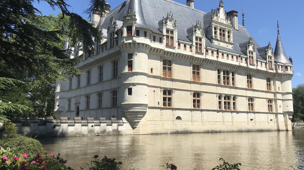 Renesanční vodní zámek Azay-le-Rideau připomíná českou Červenou Lhotu