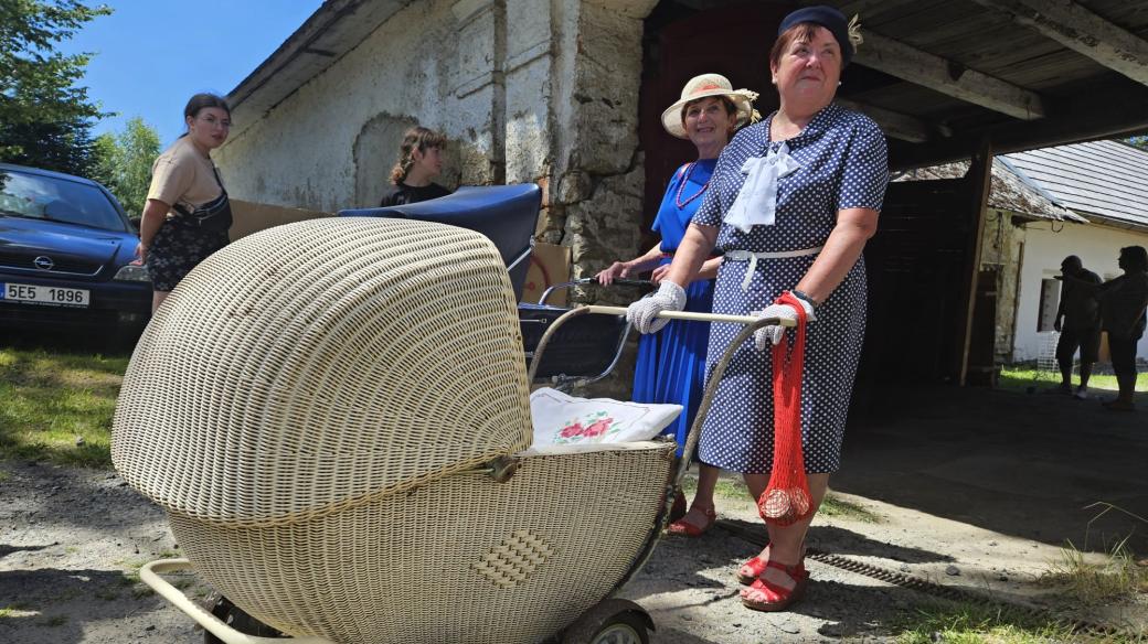 V Křižánkách uspořádali sraz a průvod s historickými kočárky