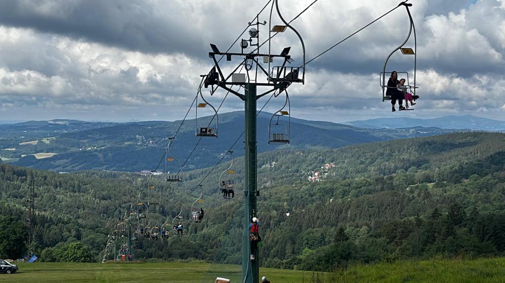 Záchranáři v Rejdicích nacvičovali evakuaci lidí z lanovky