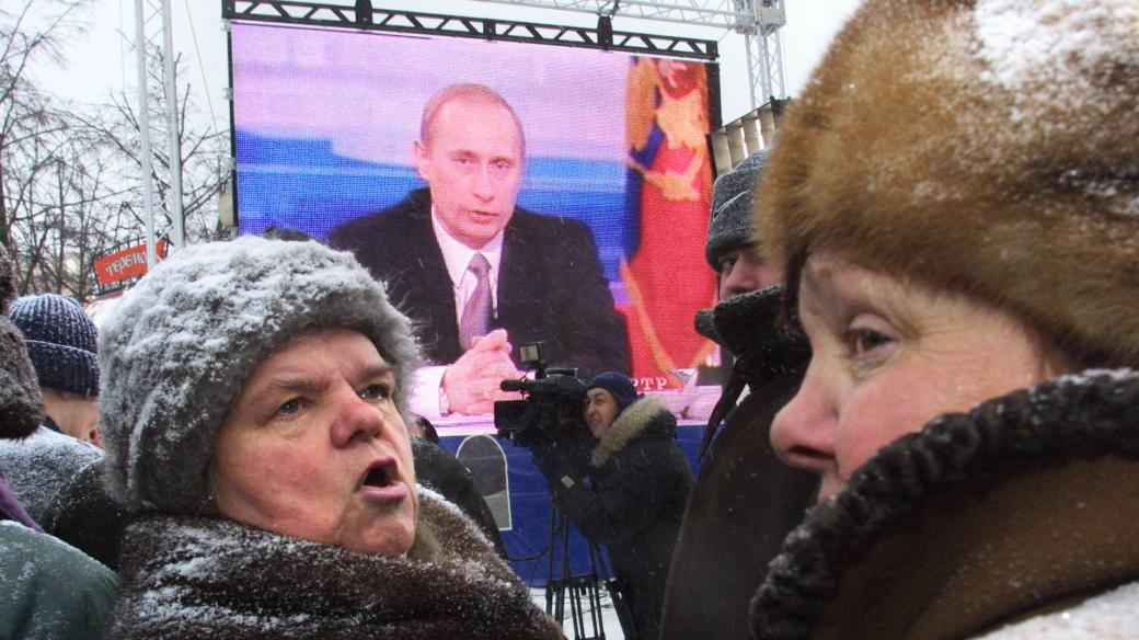 Moskvané a Vladimir Putin, který odpovídá na emaily občanů (archivní foto)