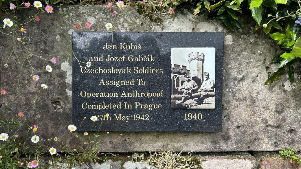 Jozef Gabčík a Jan Kubiš, hlavní hrdinové operace Anthropoid, mají v Cholmondeley svoji pamětní desku - na místě, kde se v roce 1940 spolu vyfotili