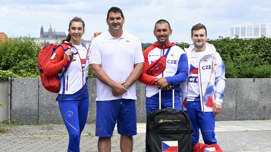 Zleva lukostřelkyně Marie Horáčková, střelec Jiří Lipták, lukostřelec Adam Li a střelec Jiří Přívratský převzali volnočasovou olympijskou kolekci pro letní olympijské hry v Paříži. Od té určené pro slavnostní nástup se poměrně liší