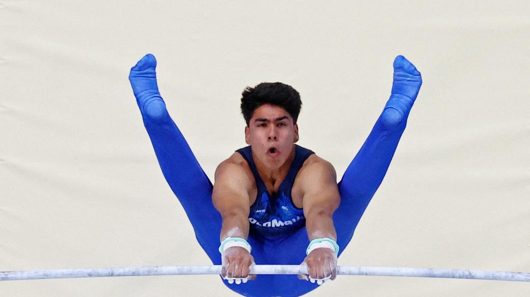 Gymnasta Angel Barajas z Kolumbie získal na olympijských hrách stříbrnou medaili na hrazdě