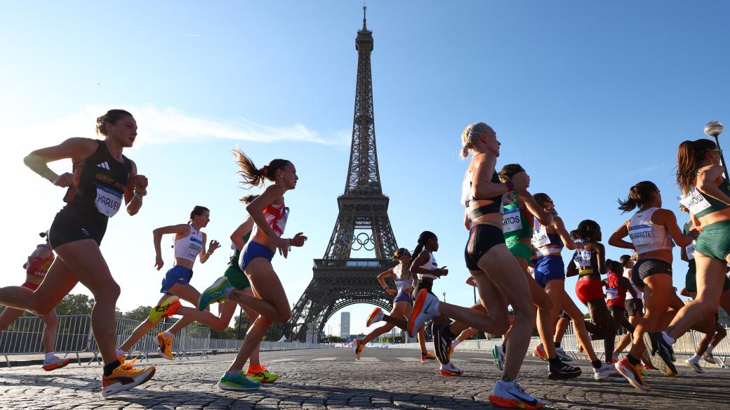 Sportovci si na olympijských hrách v Paříži užívali soutěže v blízkosti turisticky vyhledávaných památek. Například maratonkyně běžely blízko Eiffelovy věže