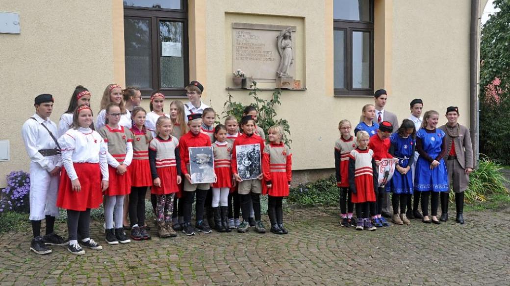 Odhalení sokolského Kamene zmizelých Karlu Ježkovi před školou v Doubravici u Dvora Králové nad Labem