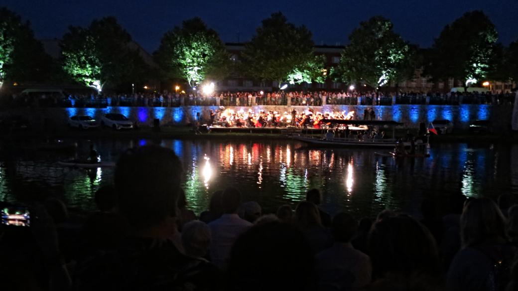 Open air koncert Filharmonie Hradec Králové na městské náplavce