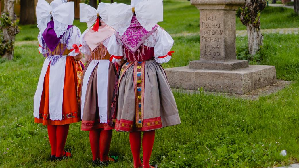 Svobodné dívky v plzeňských krojích s holubicemi