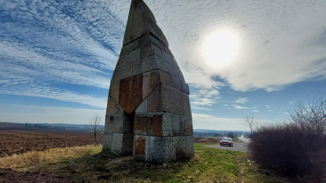 Obří trpaslík Kurt u silnice z Hradce Králové na Jičín