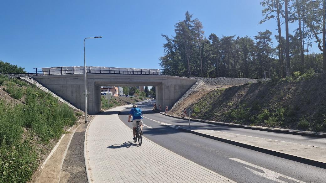 U zimního stadionu je podjezd už hotový