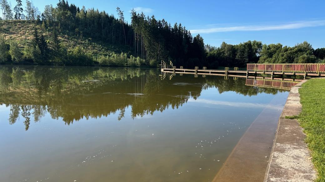 Trutnovské přírodní koupaliště Dolce má po mnoha letech zase čistou vodu