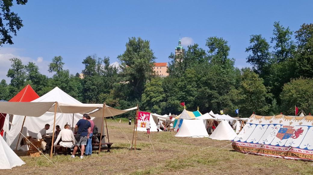 Pohled na vojenský tábor, ve kterém se rytíři připravují na boj