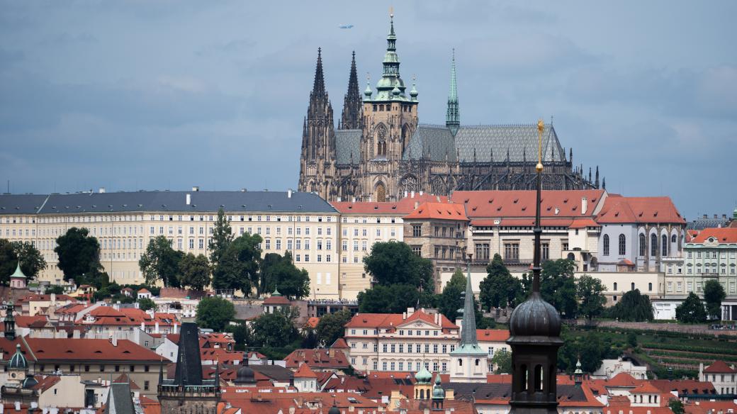 Z vyhlídky v posledním devátém patře je třeba takovýto výhled na Pražský hrad. Podle zástupců obchodního domů půjde o nejvyšší vyhlídku v okolí