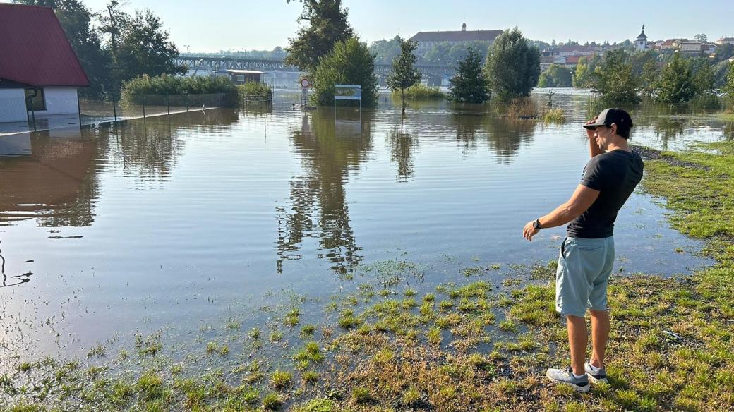 Správce vědomického klubu kanoistů Ondřej Zajíc obhlíží rozsah škod