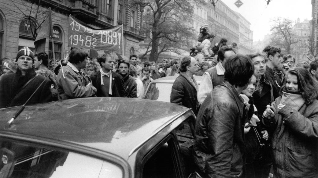 Lidé od pondělí 20. listopadu protestovali před rozhlasem. Provolávali hesla jako „Rozhlas lže!“ nebo „Chceme slyšet pravdu!“