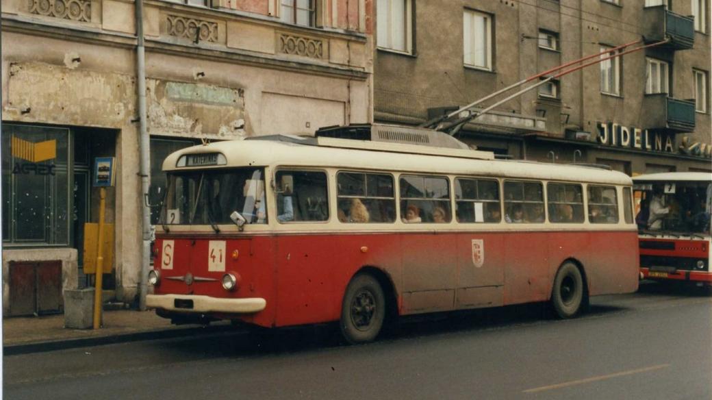 Trolejbus v pozadí s jídelnou - socialismus - 80. léta