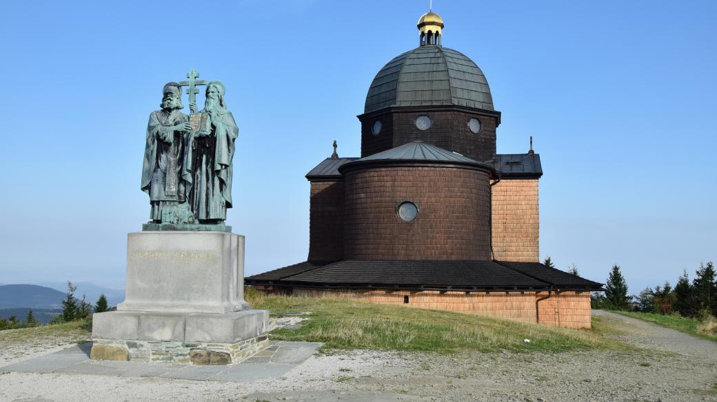 Kaple na Radhošti se sousouším věrozvěstů