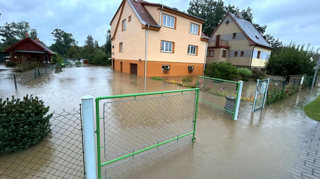 Řeka Malše zaplavila střed obce Plav na Českobudějovicku