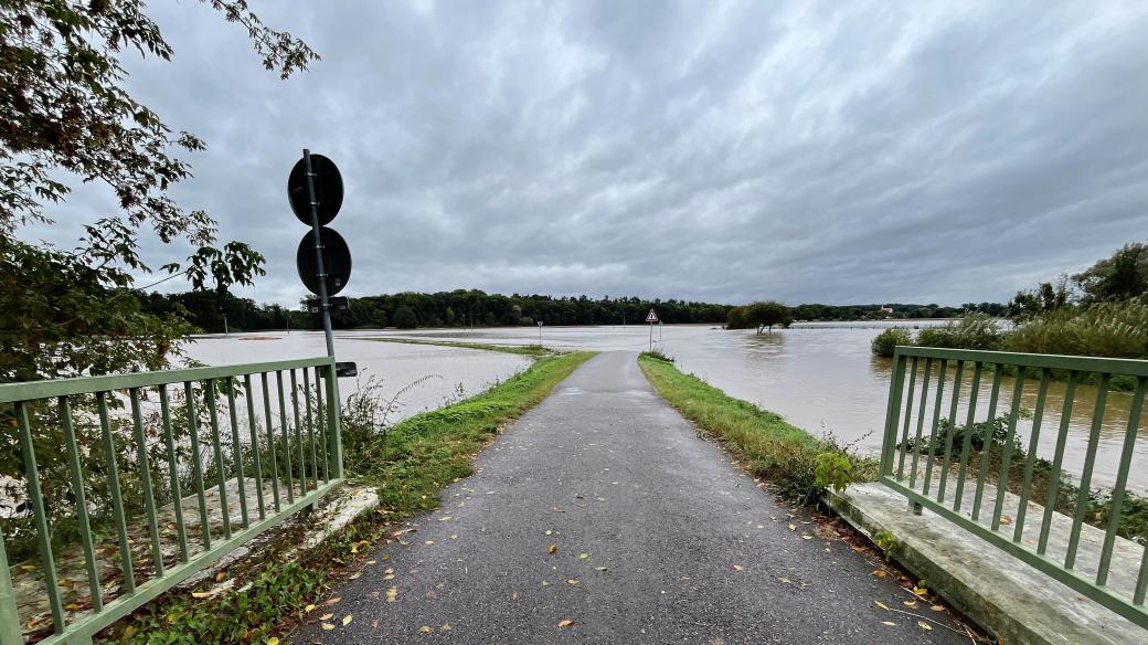 Zaplavená silnice mezi Úhřeticemi a Dvakačovicemi