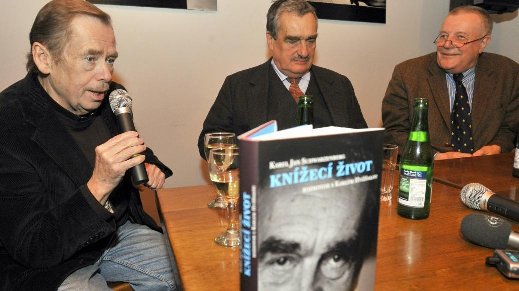 Zleva Václav Havel, Karel Schwarzenberg a Karel Hvížďala představují knihu rozhovorů Knížecí život