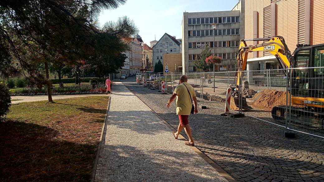 V centru Teplic je nová jednosměrka. Zůstane i po opravách potrubí. Má zklidnit dopravu