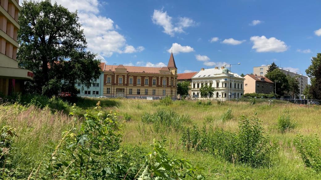 Pozemky před Hotelem Bohemia v Chrudimi zarůstají trávou