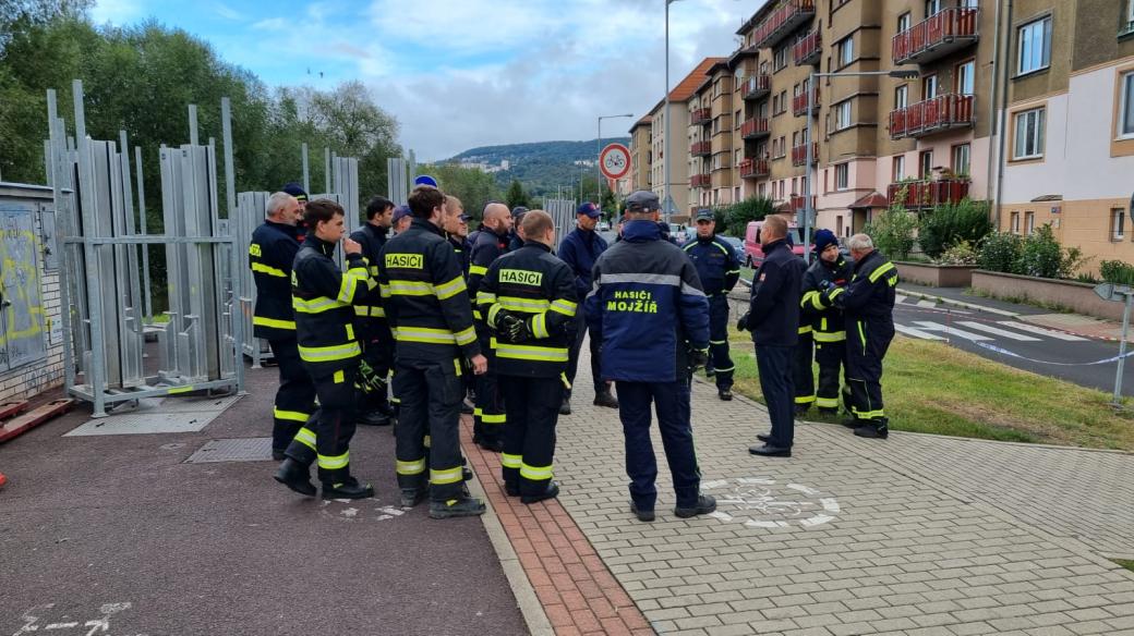 Hasiči a městské služby staví v Ústí nad Labem na Střekově protipovodňovou stěnu - má odolat dvacetileté vodě