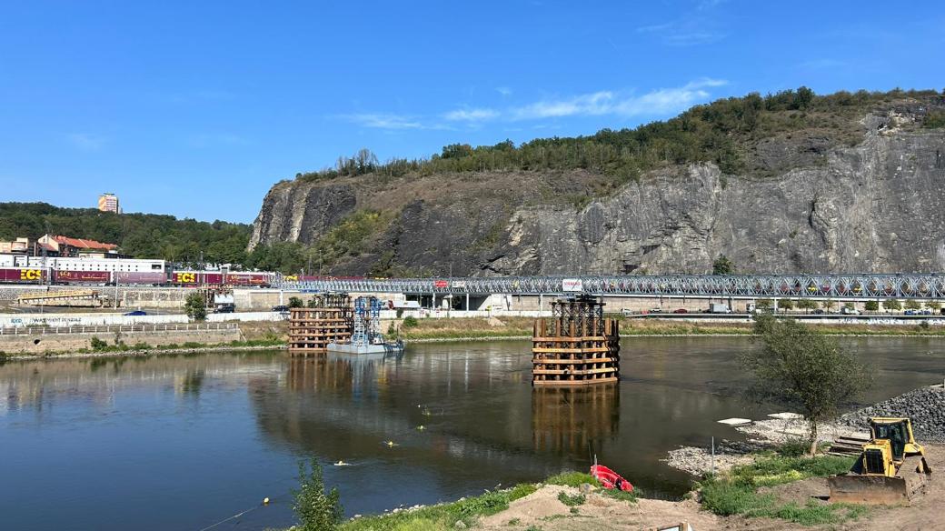 Dělníci v Ústí nad Labem dokončují stavbu provizorní lávky