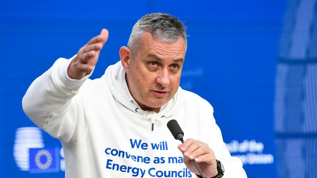 České předsednictví v Radě EU bylo významně poznamenáno energetickou krizí, bylo během něj svoláno pět mimořádných jednání. Ministr Síkela pak na jeho závěr donesl kolegům památeční mikinu