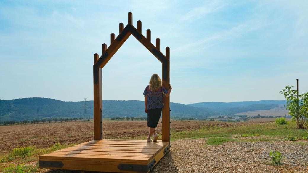 Z okna je krásný výhled na Chudčice a v dáli na hrad Veveří