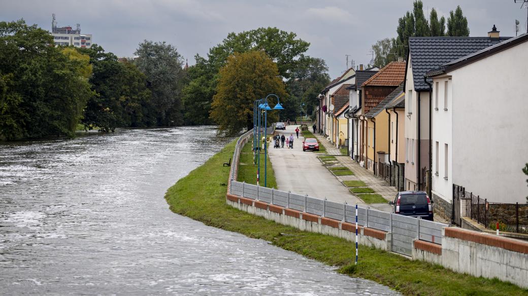 Protipovodňová stěna a rozvodněná Nežárka ve Veselí nad Lužnicí