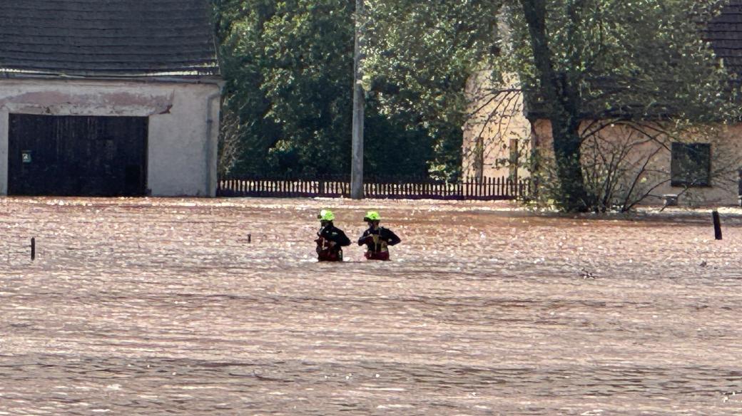 Výjezdy hasičů a záchranářů se od počátku povodňové situace počítají už ve stovkách