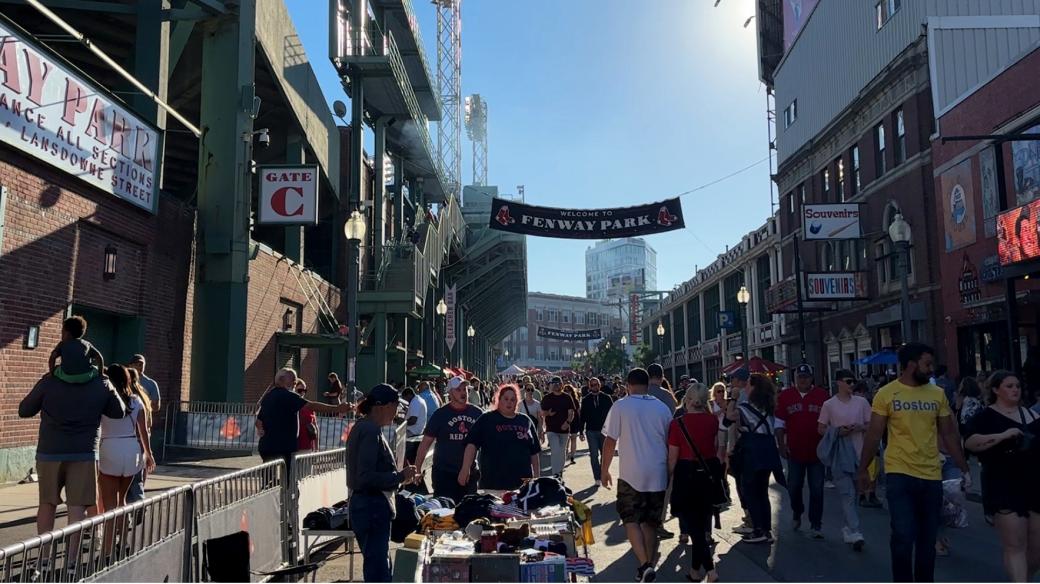 Fenway Park stojí uprostřed všeho dění v Bostonu a přímo před stadionem je spousta skvělých barů, restaurací a dalších možností, jak se zabavit