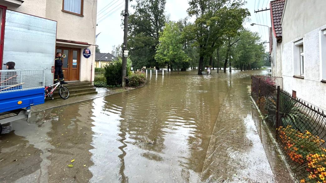 Řeka Malše se rozlila v obci Plav na Českobudějovicku