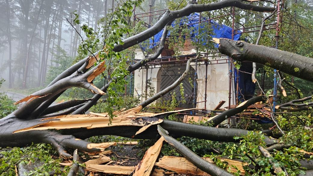 Stromy znovu padaly kolem kapličky u zázračné studánky na Křemešníku, tentokrát ji nepoškodily