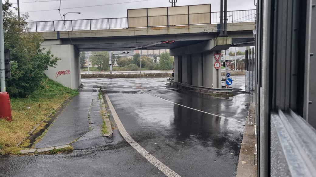 Pohled za protipovodňovou stěnu na křižovatce z centra Ústí nad Labem na Mariánský most