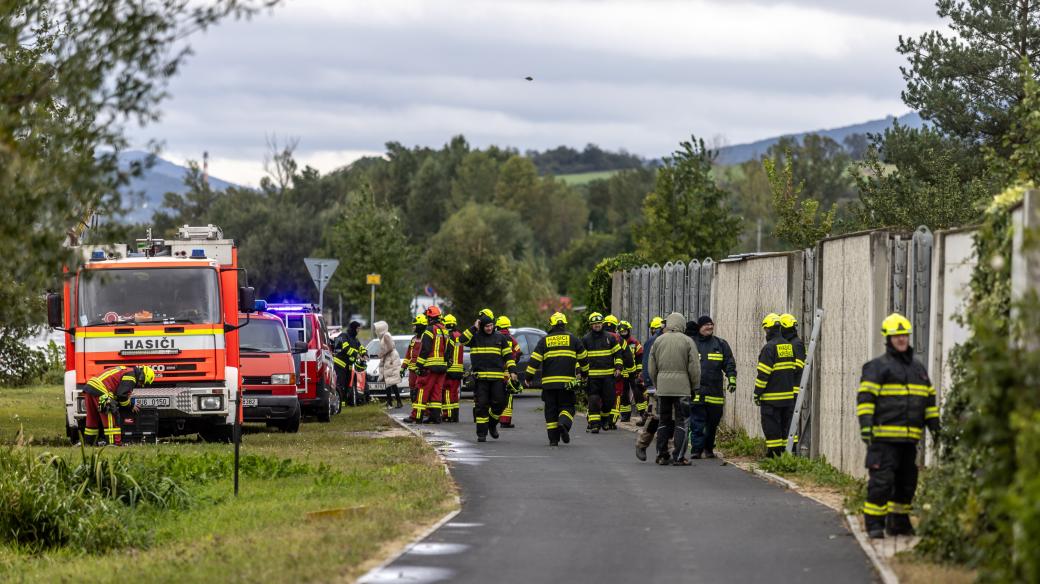 Hasiči stavějí protipovodňové zábrany u řeky Labe, 14. září 2024, Křešice, Litoměřicko