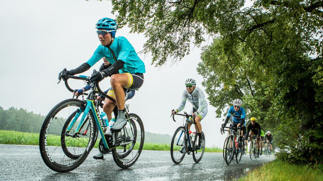 Účastníci cyklistického závodu Okolo jižních Čech projíždí Novohradskem