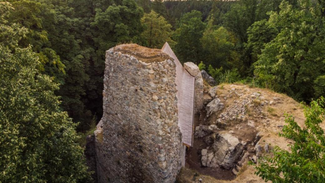 Nadšenci vrací Rabštejnku původní podobu