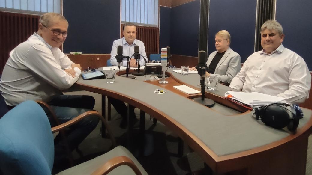 Zleva: Ivo Vondrák (Starostové a Osobnosti pro kraj), Jan Síla (SPD Trikolora a PRO), Ivan Strachoň (STAČILO! – koalice KSČM a ČSNS). V čele stolu moderátor Richard Piskala