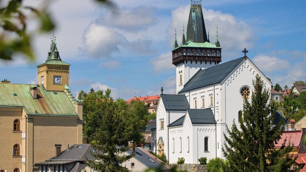 Kostel byl postaven v letech 1908 až 1911 podle plánů architekta a stavitele Bohumila Štěrby z Karlína