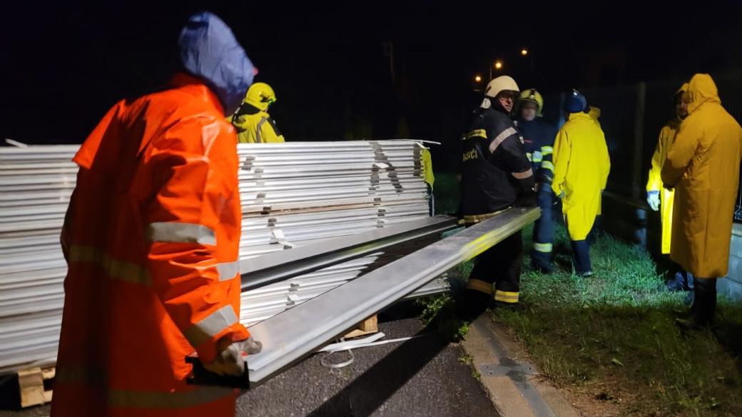 Stavba protipovodňové stěny u Vltavy v Českých Budějovicích